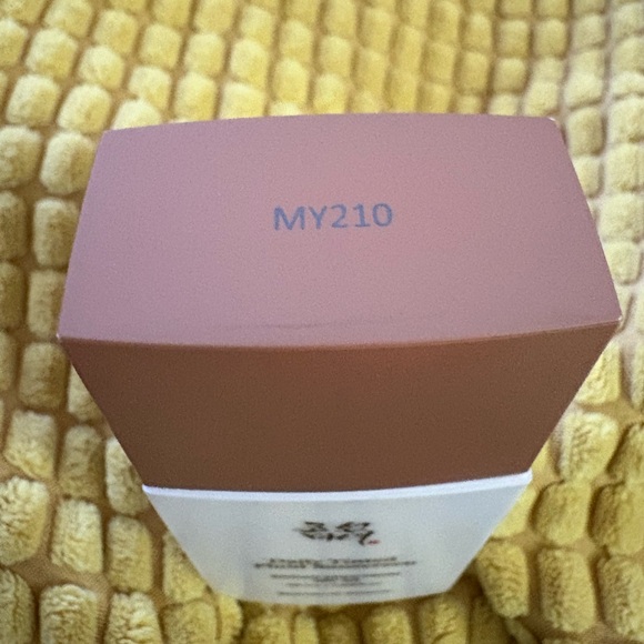 Beauty of Joseon Daily Tinted Fluid Sunscreen SPF 40 in shade: MY210 - Picture 5 of 7